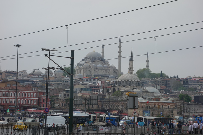 Süleymaniyemoskén sedd från Galata-bron, Istanbul.