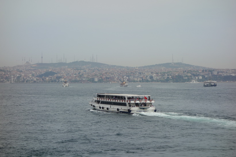 Färjetrafik med den asiatiska delen av staden i bakgrunden sedd från Galata-bron, Istanbul.