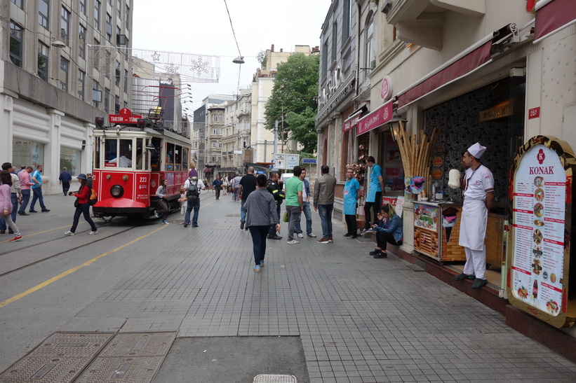 Spårvagnen som går upp och ner längs gågatan Istiklal, Beyoglu, Istanbul.