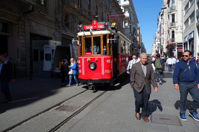 Spårvagnen som går mellan stationerna Taksim och Tünel längs på gågatan Istiklal i Beyoglu, Istanbul.