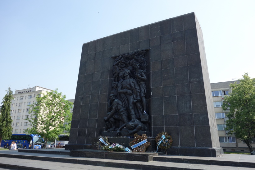 Ghetto Heroes Monument, till minne av de som förlorade sina liv i upproret i Warszawa 1943.