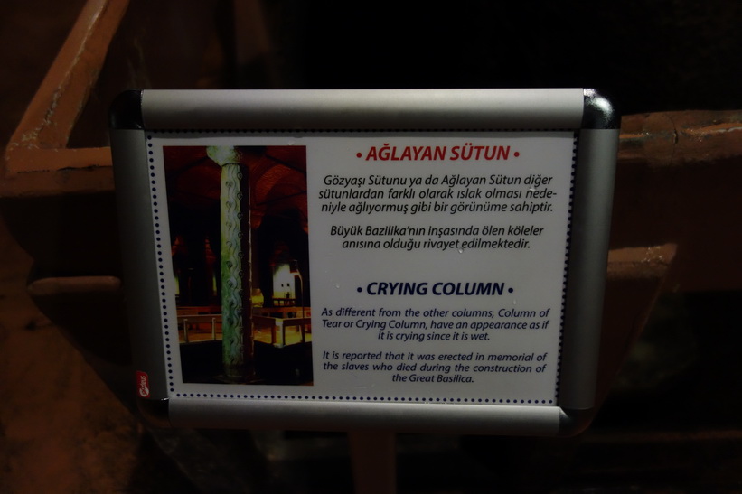 Denna bild beskriver Crying column som kan ses på bilden nedanför, Basilikacisternen i Sultanahmet, Istanbul.