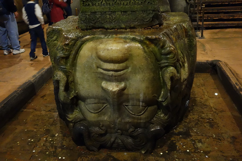 Ett av de två huvuden som föreställer antikens Medusa, Basilikacisternen i Sultanahmet, Istanbul.