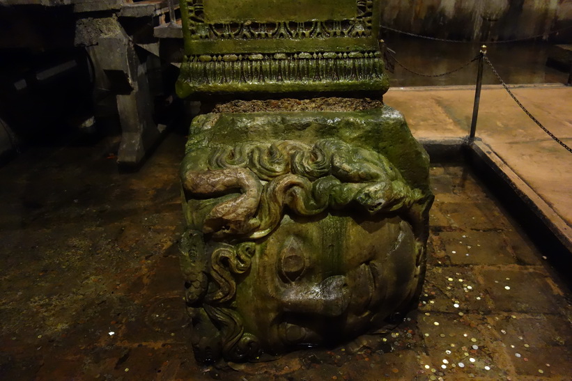 Ett av de två huvuden som föreställer antikens Medusa, Basilikacisternen i Sultanahmet, Istanbul.