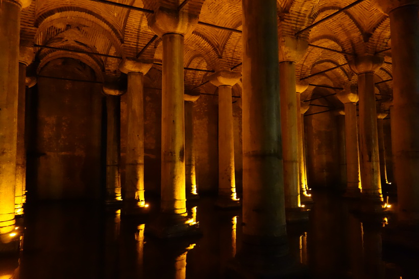 Några av de totalt 336 marmorpelare som finns i Basilikacisternen, Sultanahmet, Istanbul.