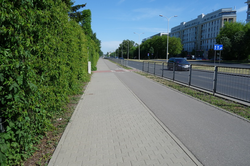 Den långa promenaden till Vitrysslands ambassad i solen idag gick mestadels längs denna väg, Warszawa.