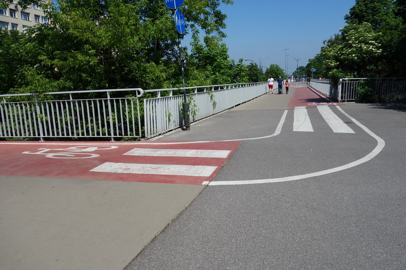 Jag tycker dom här övergångsställena på cykelbanorna i Warszawa är så häftiga. Aldrig sett sådana förut. Här är jag på väg till Łazienki Park.