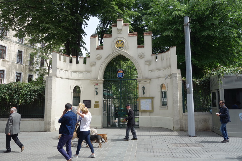 Sveriges generalkonsulat i Istanbul ligger också längs Istiklal, Beyoglu, Istanbul.