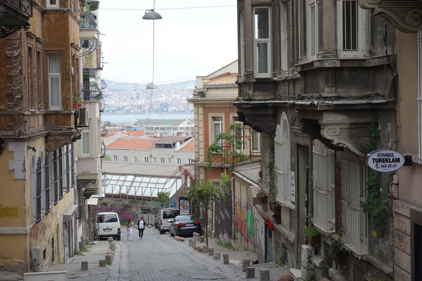 Gatuscen längs en av många branta gator i centrala Istanbul.