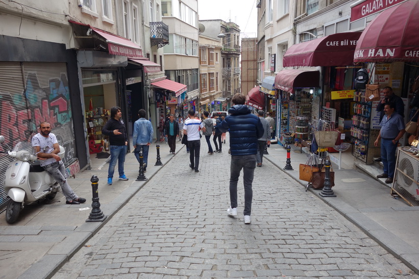 Gatuscen längs en av många branta gator i centrala Istanbul.