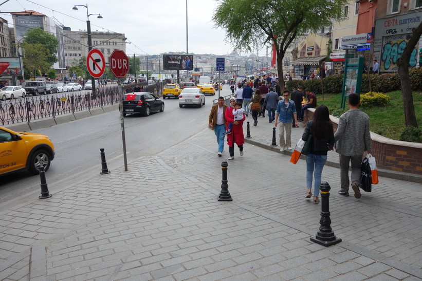 Gatuscen i närheten av spårvägsstation Karaköy, Istanbul.