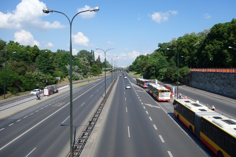 Den stora genomfartsleden Armii Ludowej vid Łazienki Park, Warszawa.