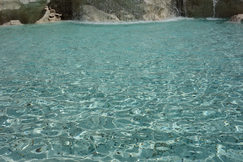 På botten av Fontana di Trevi ligger mynt som kastats i av turister. Varje dag tas det upp mynt till ett värde av runt 3000 Euro som går till nödställda!