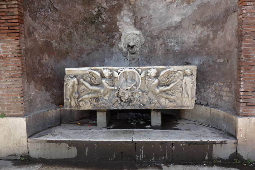 Kran för dricksvatten utanför Colosseum, Rom.