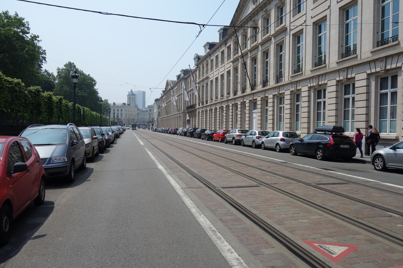 Gatuscen längs Rue Royale vid Parc de Bruxelles, Bryssel.