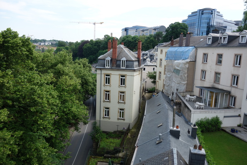 Utsikt över delar av Luxemburg city från en av stadens broar.