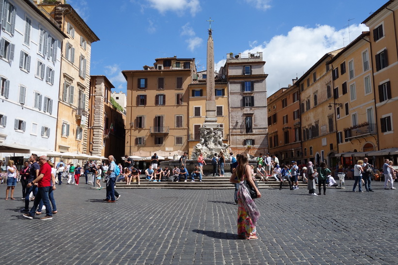 Fontana del Pantheon på torget Piazza della Rotonda som ligger vid Pantheon, Rom.