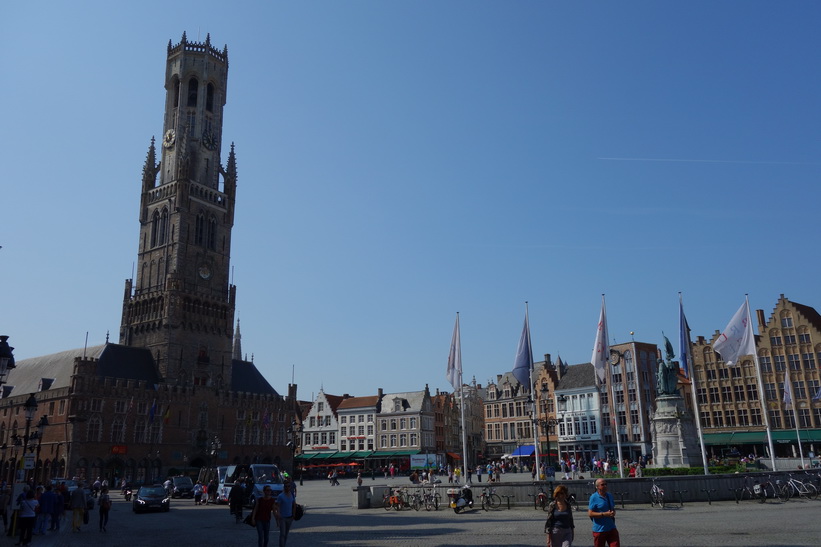 Den 83 meter höga Beffroi (franska för vakttorn) dominerar stora torget Markt i Brygge.