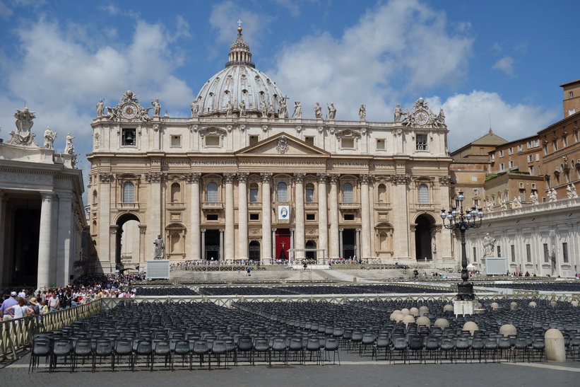Petersplatsen med Peterskyrkan i bakgrunden, Vatikanstaten, Rom.
