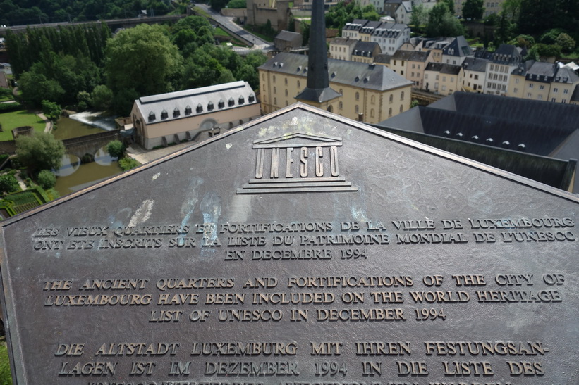 Beviset på att gamla staden är ett världsarv sedan 1994, promenad längs Chemin de la Corniche, Luxemburg city.
