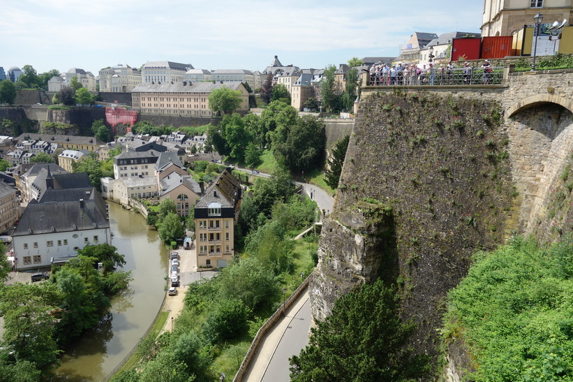 längs Chemin de la Corniche. Observera turisterna till höger i bild. Luxemburg city..