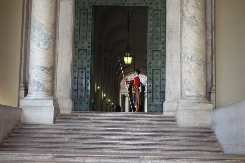 Vakt vid en av entréerna till Peterskyrkan, Vatikanstaten, Rom.