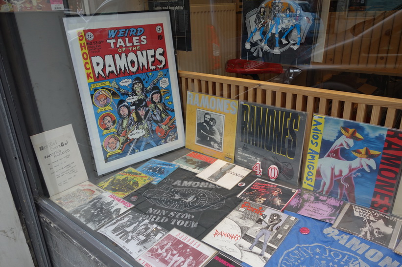 Skivaffär i centrala Bryssel med en massa Ramones-plattor på vinyl.