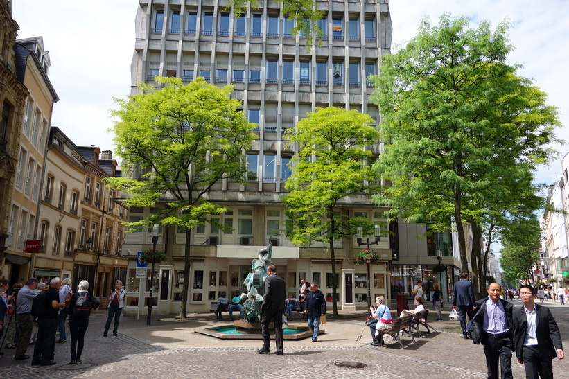 Det lilla torget med fontänen March of the sheep i början av gågatan i Luxemburg city.