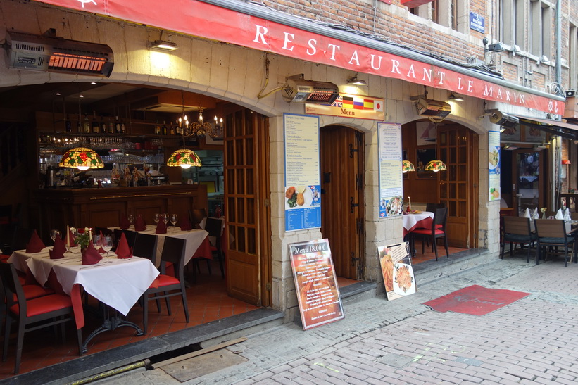 Restauranger längs gatan Rue des Bouchers, Bryssel.