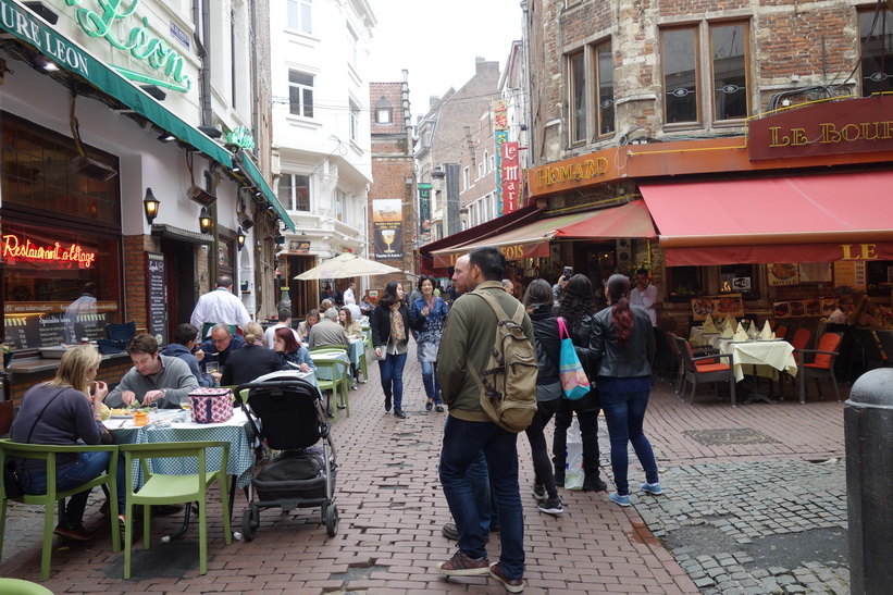 Restauranger längs gatan Rue des Bouchers, Bryssel.