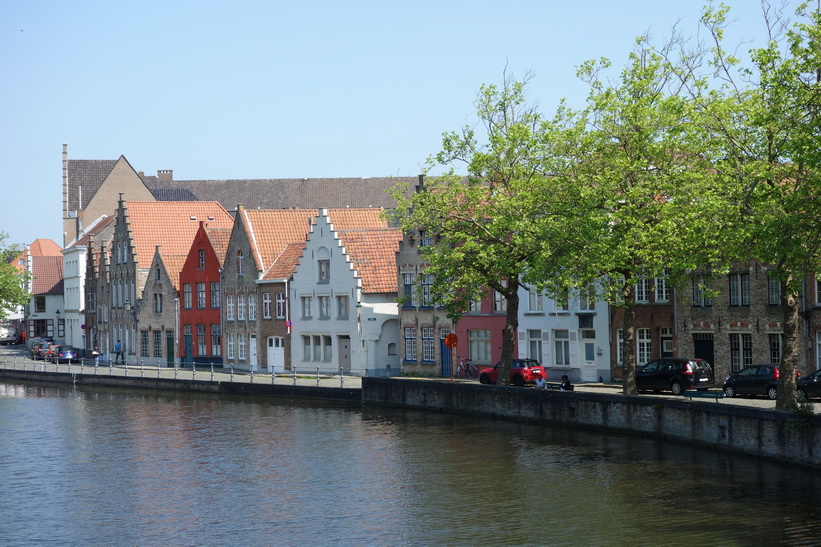 Fantastisk arkitektur längs en av Brygges centrala kanaler.