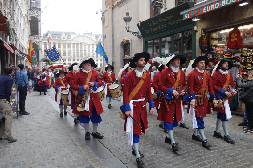 Festivaltåget har precis passerat torget Grand Place, Bryssel.