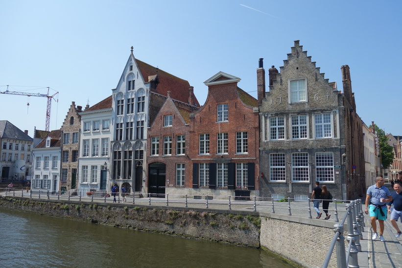Fantastisk arkitektur längs en av Brygges centrala kanaler.