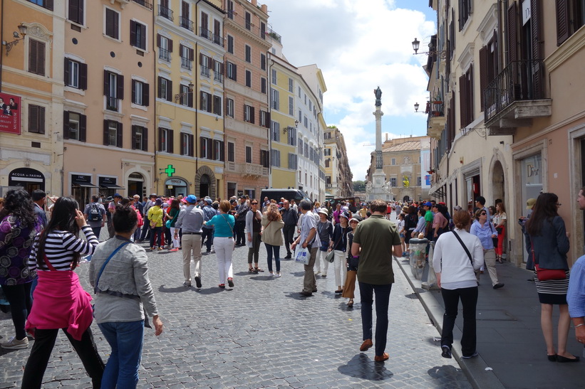 Piazza di Spagna med Colonna dell'Immacolata i bakgrunden, Rom.