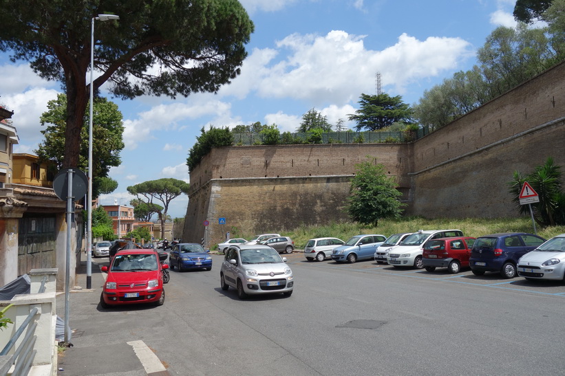 Gatuscen längs Viale Vaticano som följer muren som omger Vatikanstaten, Rom.