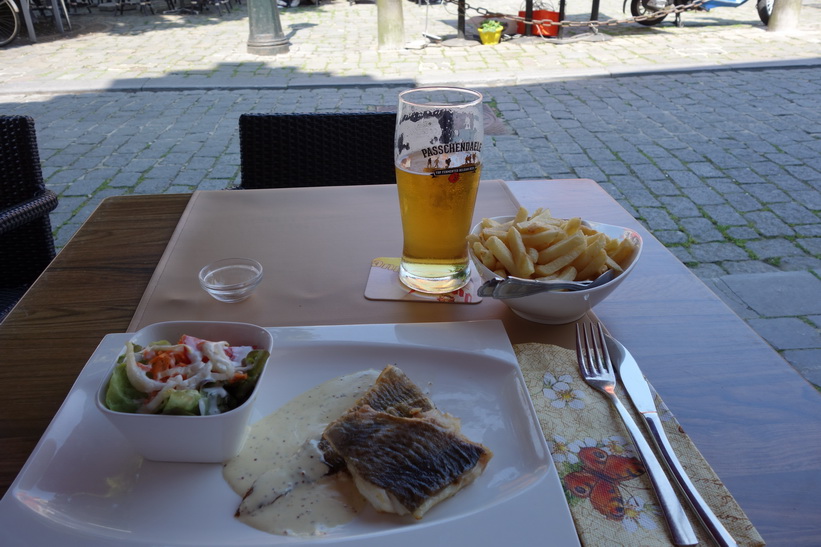 En fantastisk trevlig fisklunch vid Jan van Eyck-torget i centrala Brygge.