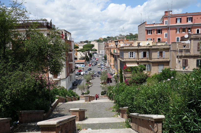 Korta gatan Via Pisani Vittor med tillhörande trapp, Rom.