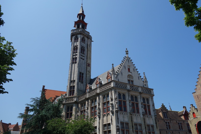 Arkitekturen vid Jan van Eyck-torget i centrala Brygge.