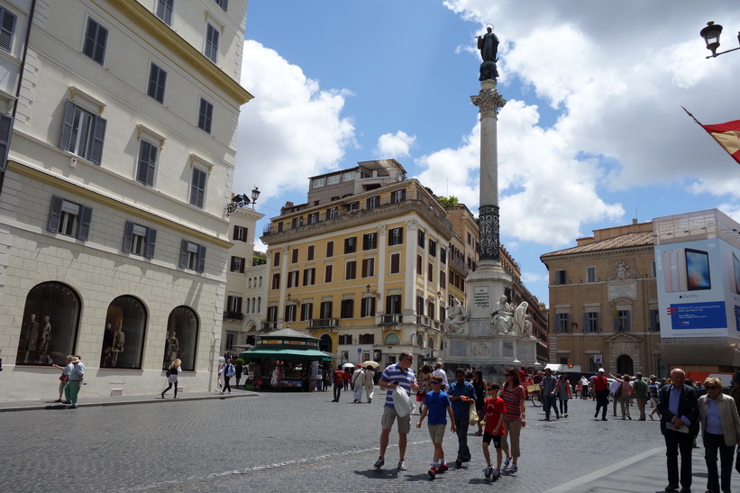 Colonna dell'Immacolata på torget Piazza Mignanelli, Rom.