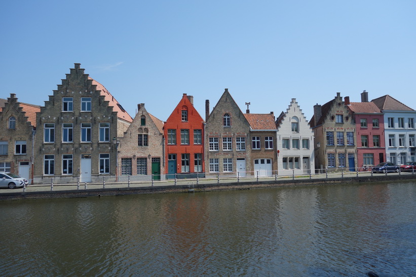 Fantastisk arkitektur längs en av Brygges centrala kanaler.