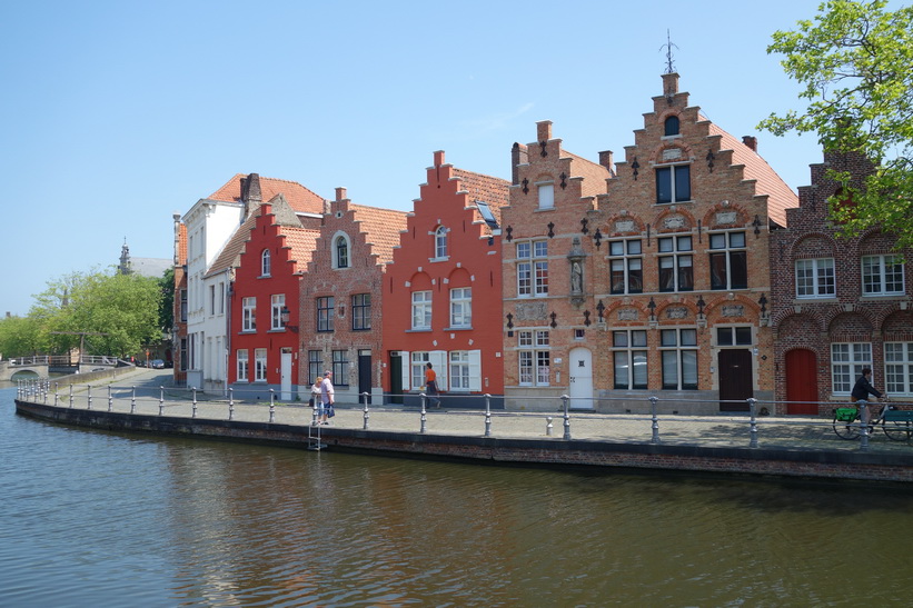 Fantastisk arkitektur längs en av Brygges centrala kanaler.