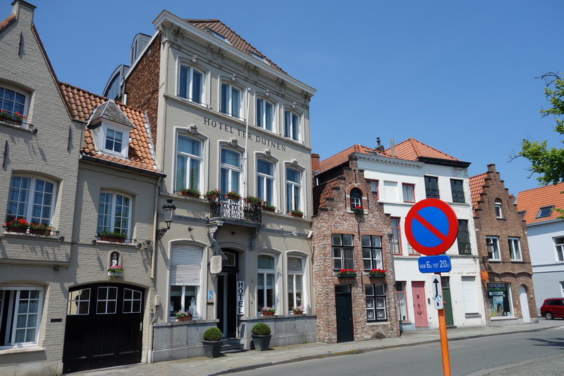 Fantastisk arkitektur längs en av Brygges centrala kanaler.