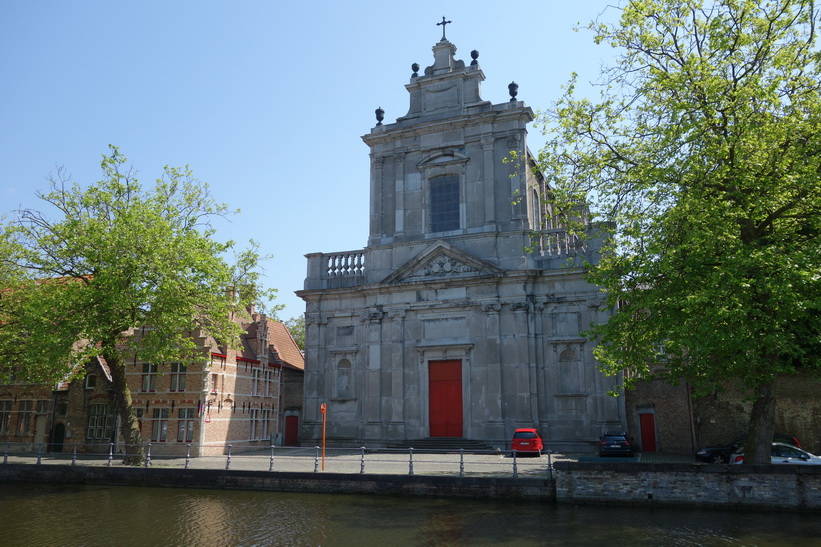 Liten kyrka längs en av Brygges centrala kanaler.