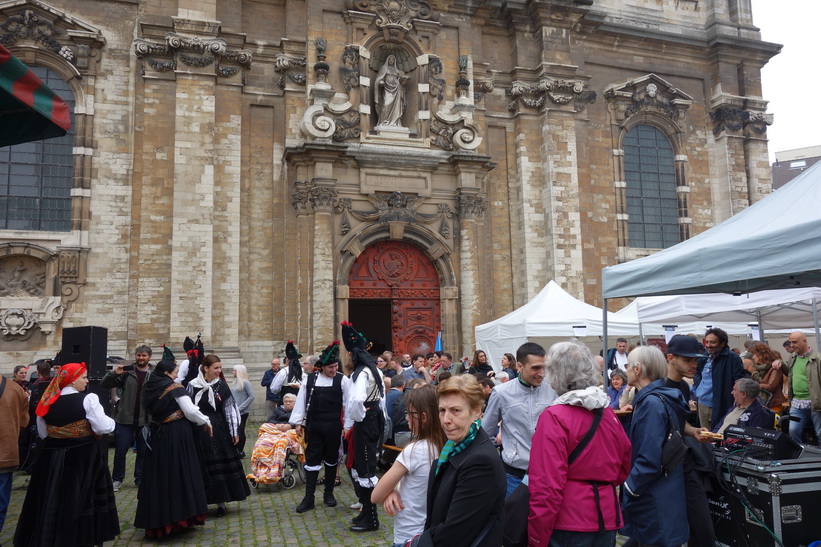Folkfest utanför kyrkan Sint-Jan Baptist ten Begijnhofkerk från 1657, Bryssel.