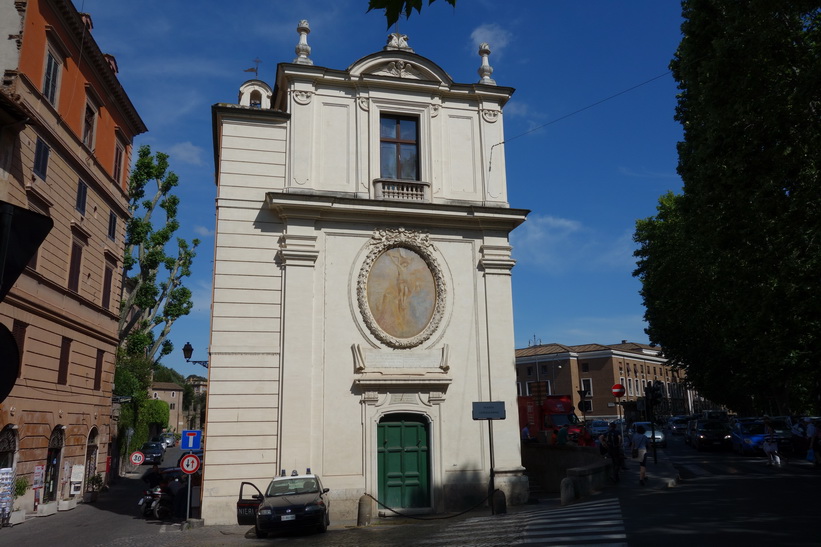 Den vackra gaveln på kyrkan San Gregorio della Divina Pietà, Rom.