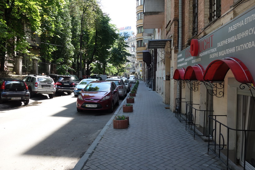 Gatan där jag har mitt boende de första tre nätterna i Kyiv.