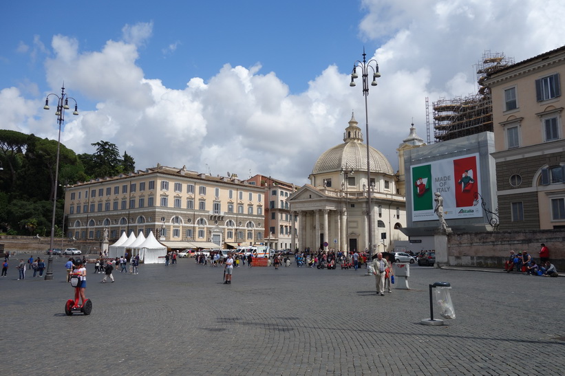 Kyrkan Santa Maria in Montesanto vid torget Piazza del Popolo, Rom.