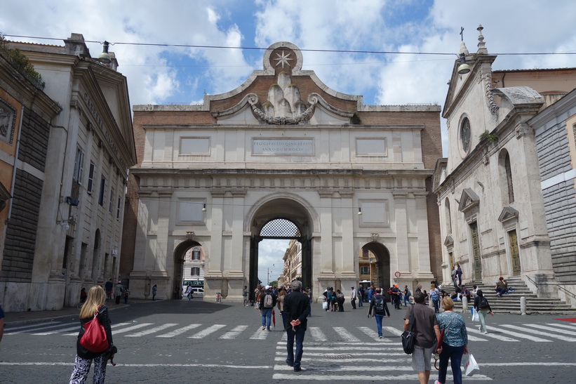 Porta del Popolo, vid torget Piazza del Popolo, Rom.