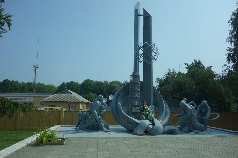 Detta monument för att hedra de brandmän som omkom i katastrofen måste vara ett av områdets viktigaste, Tjernobyl.
