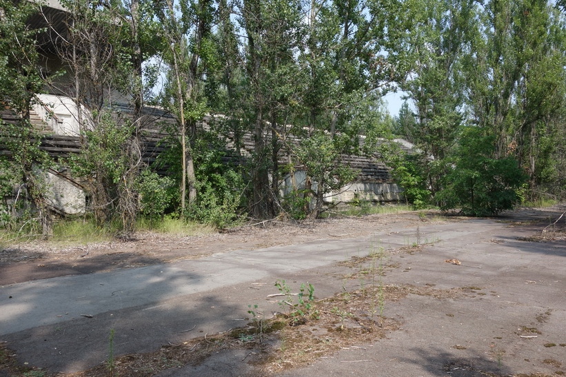 Del av löparbanan samt del av fotbollsarenans läktare, Pripyat.